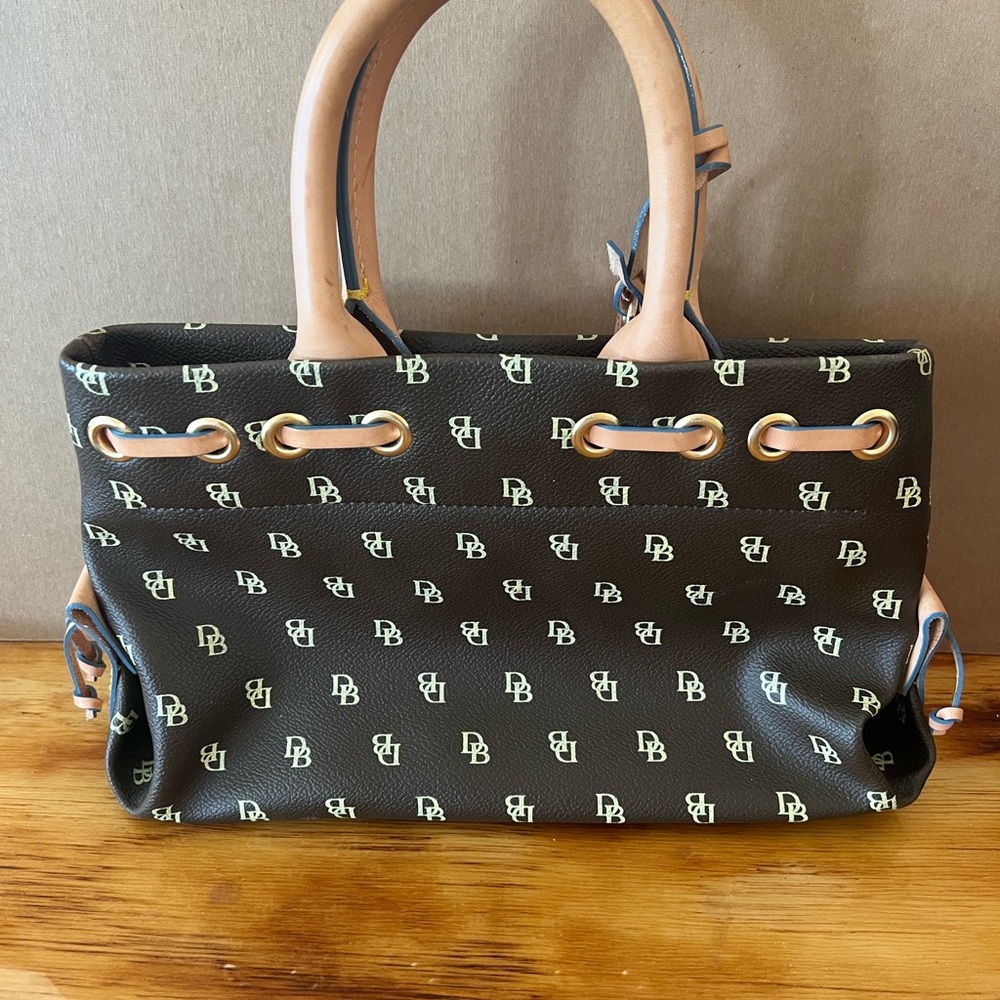 Beautiful Dooney & Bourke little bag, in great condition.
